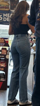 Garota má do posto de gasolina de jeans