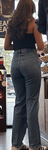 Garota má do posto de gasolina de jeans
