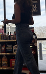 Garota má do posto de gasolina de jeans