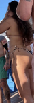 Garota sexy exibindo seios perfeitos e bumbum avantajado em
