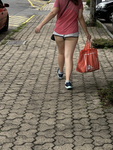 Gostosinha mostrando a bunda na rua