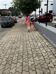 Gostosinha mostrando a bunda na rua