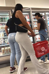 Irmãs latinas com calças boca de sino justas e bumbuns em je
