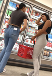 Irmãs latinas com calças boca de sino justas e bumbuns em je