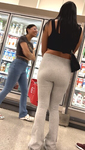 Irmãs latinas com calças boca de sino justas e bumbuns em je