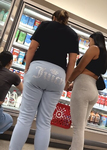 Irmãs latinas com calças boca de sino justas e bumbuns em je