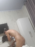 Fingi estar dormindo e tirei fotos da minha irmã trocando de