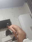 Fingi estar dormindo e tirei fotos da minha irmã trocando de