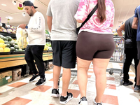 Latina gostosa de corpo escultural de shorts de ciclista