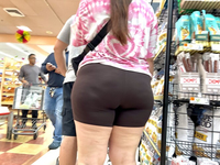 Latina gostosa de corpo escultural de shorts de ciclista