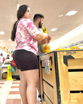 Latina gostosa de corpo escultural de shorts de ciclista