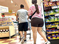 Latina gostosa de corpo escultural de shorts de ciclista
