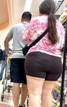 Latina gostosa de corpo escultural de shorts de ciclista