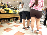 Latina gostosa de corpo escultural de shorts de ciclista