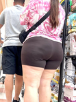 Latina gostosa de corpo escultural de shorts de ciclista