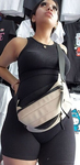 Latina linda com a bunda enfiada mostrando seu GRANDE CAMELT