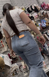 Latina madura com um bundão natural de calça jeans!