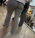 Loira com bunda grande e empinada usando calça boca de sino