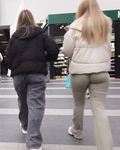 Loira com bunda grande e empinada usando calça boca de sino