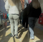 Loira com bunda grande e empinada usando calça boca de sino