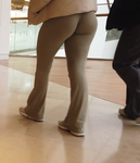 Loira com bunda grande e empinada usando calça boca de sino