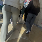 Loira com bunda grande e empinada usando calça boca de sino