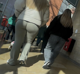 Loira com bunda grande e empinada usando calça boca de sino