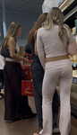 Loira sexy de calça boca de sino rosa, com bumbum firme, e a