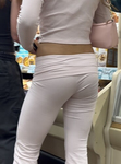 Loira sexy de calça boca de sino rosa, com bumbum firme, e a