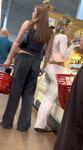 Loira sexy de calça boca de sino rosa, com bumbum firme, e a