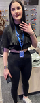 Morena em forma usando leggings pretas