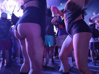 A raver PAWG está simplesmente arrasando!