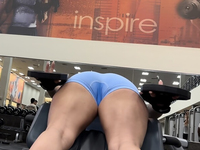 Body azul de ginástica com estampa de bumbum perfeito