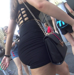 Ninfeta gostosa de shorts pretos