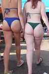Garotas curvilíneas de biquíni caminhando na praia