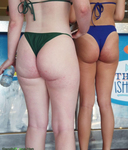 Garotas curvilíneas de biquíni caminhando na praia