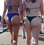 Garotas curvilíneas de biquíni caminhando na praia