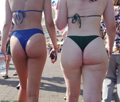 Garotas curvilíneas de biquíni caminhando na praia