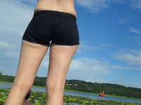Loira de shorts safadinho na repreza, deixou eu conferir a b
