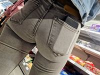 Mãe morena de calça jeans