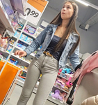 Mãe morena de calça jeans