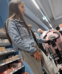 Mãe morena de calça jeans