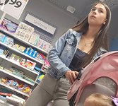 Mãe morena de calça jeans
