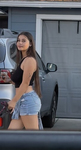 Morena gostosa passeando com seu cachorro