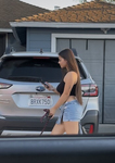 Morena gostosa passeando com seu cachorro