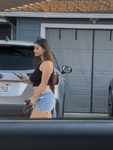 Morena gostosa passeando com seu cachorro