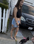 Morena gostosa passeando com seu cachorro