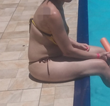 Loira Rabuda na Piscina Com fio  dental enterrado no Cú Gost