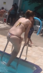 Loira Rabuda na Piscina Com fio  dental enterrado no Cú Gost