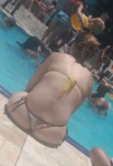 Loira Rabuda na Piscina Com fio  dental enterrado no Cú Gost
